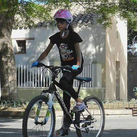 לינה וארוחת בוקר Anninnia 2*