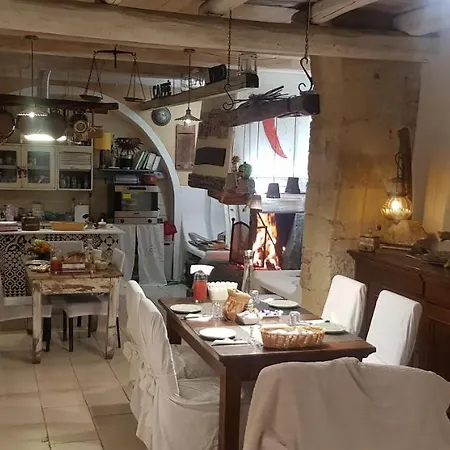 לינה וארוחת בוקר Anninnia 2*
